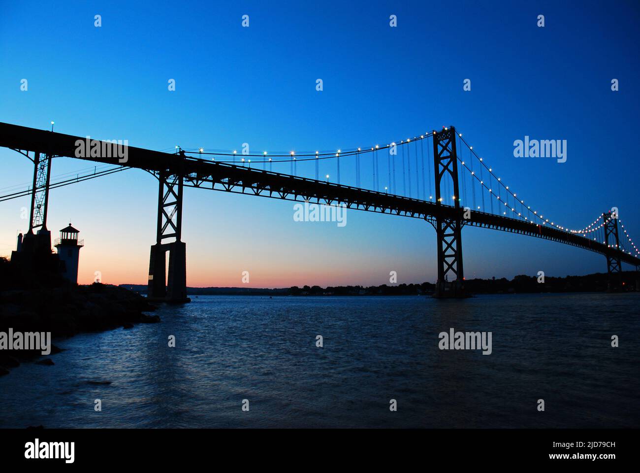 La prima luce dell'alba inizia ad apparire sotto il Bristol Mt Hope Bridge nel Rhode Island Foto Stock