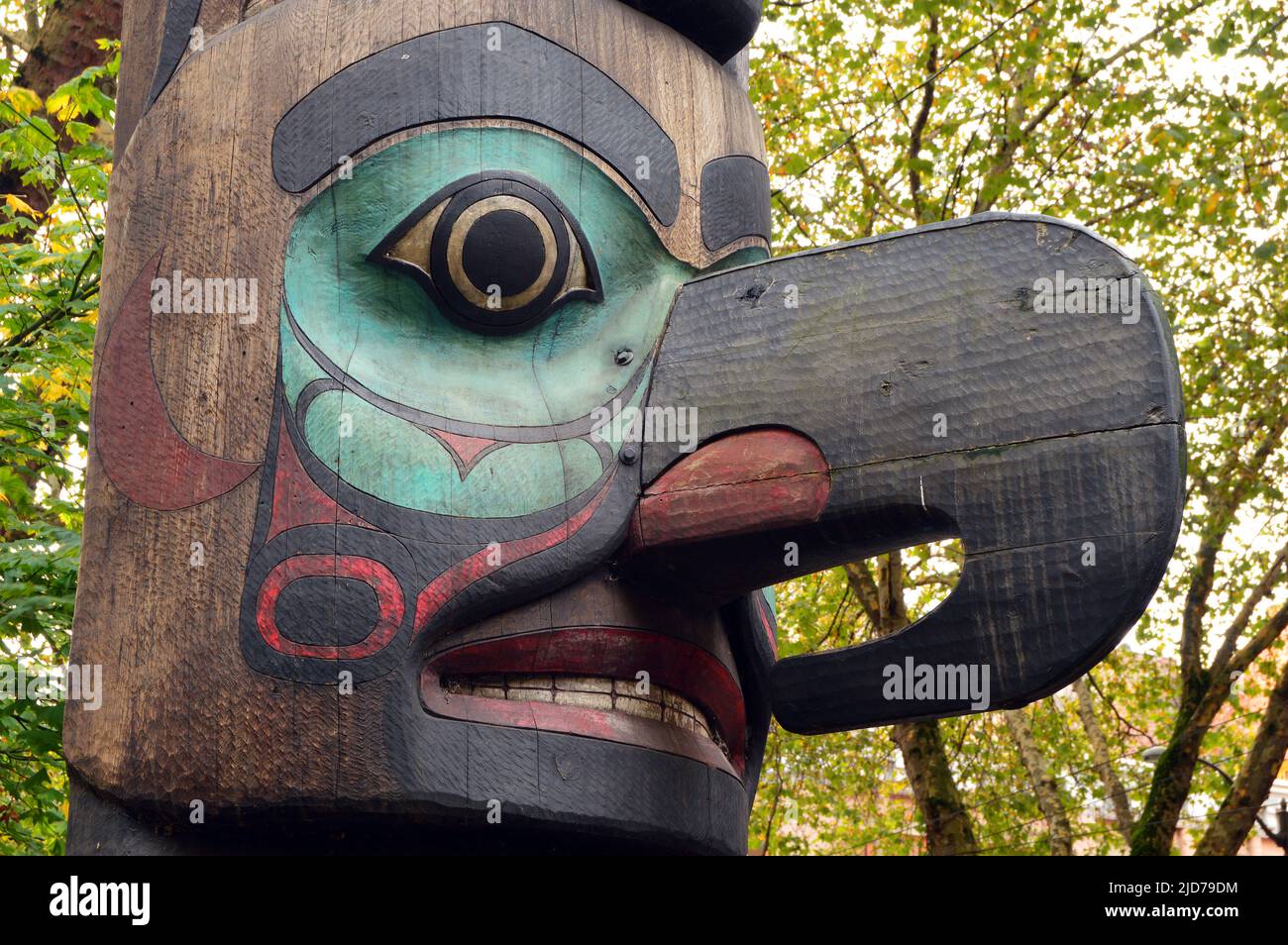 Dettagli di un grande totem in legno che domina Pioneer Square a Seattle, Washington Foto Stock