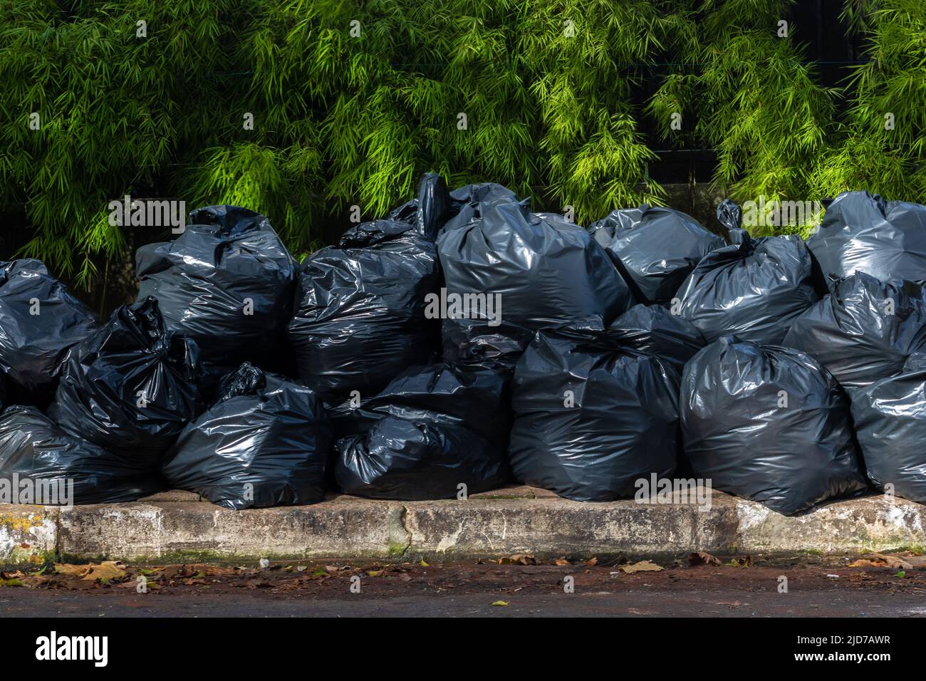 Sacchetti di rifiuti sul marciapiede nella città di San Paolo Foto Stock