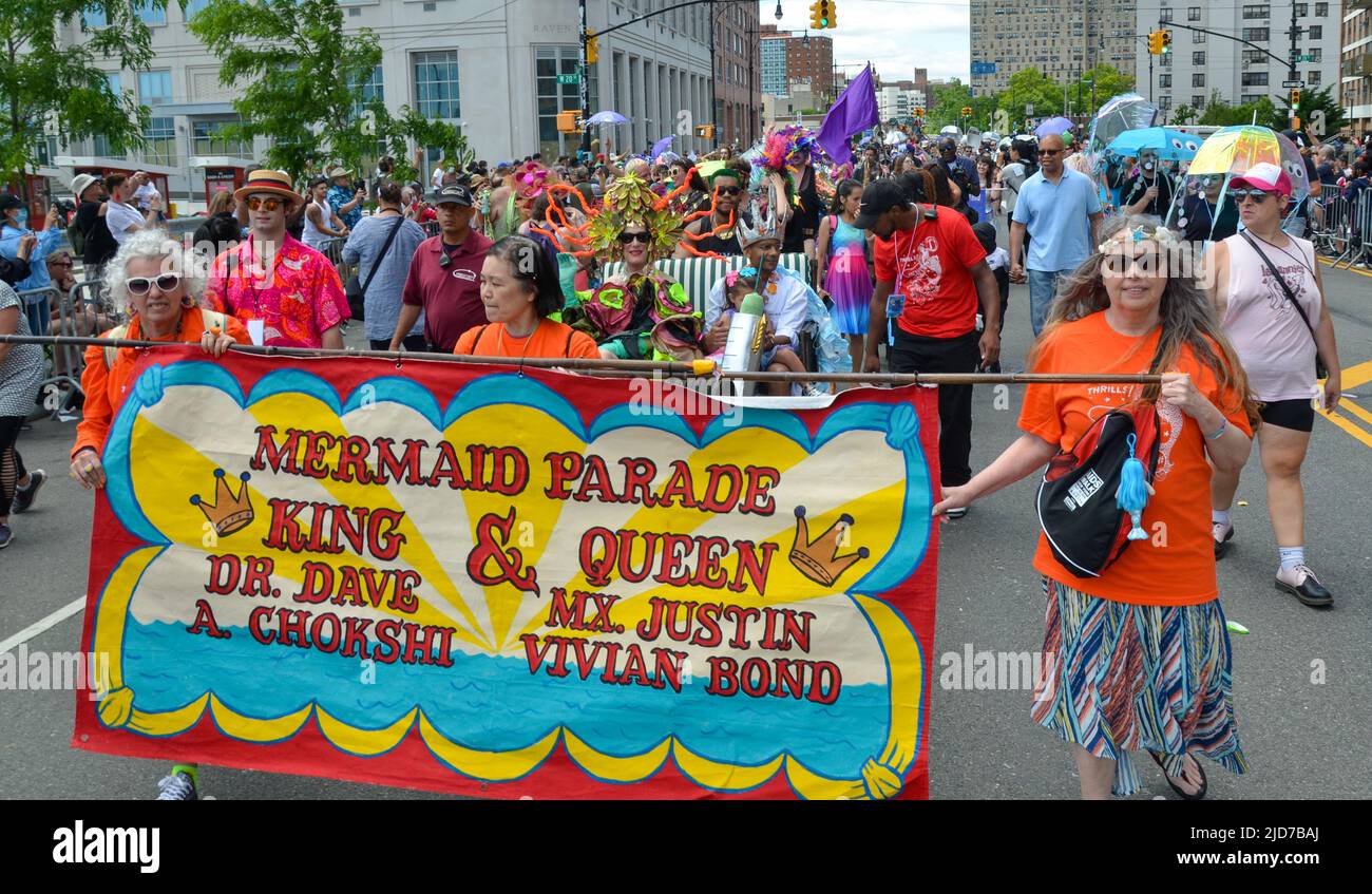 Brooklyn, Stati Uniti. 18th giugno 2022. La Parata King Dr. Dave A. Chokshi e la Regina Justin Vivian Bond stanno marciando nella Mermaid Parade del 2022 a Coney Island il 18 giugno 2022 nel quartiere di Brooklyn di New York. (Foto di Ryan Rahman/Pacific Press) Credit: Pacific Press Media Production Corp./Alamy Live News Foto Stock