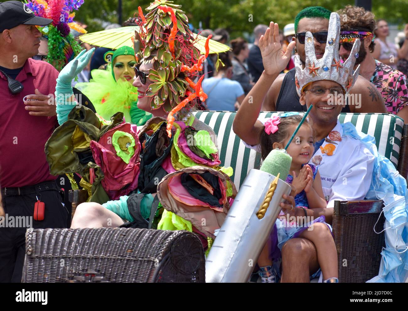 Brooklyn, New York, Stati Uniti. 18th giugno 2022. La Parata King Dr. Dave A. Chokshi e la Regina Justin Vivian Bond stanno marciando nella Mermaid Parade del 2022 a Coney Island il 18 giugno 2022 nel quartiere di Brooklyn di New York. (Credit Image: © Ryan Rahman/Pacific Press via ZUMA Press Wire) Credit: ZUMA Press, Inc./Alamy Live News Foto Stock