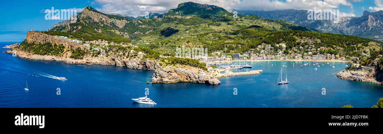 Vista panoramica della baia del villaggio di Port de Soller Mallorca con porto turistico Tramontana e montagne della Serra de Tramuntana sullo sfondo. Foto Stock