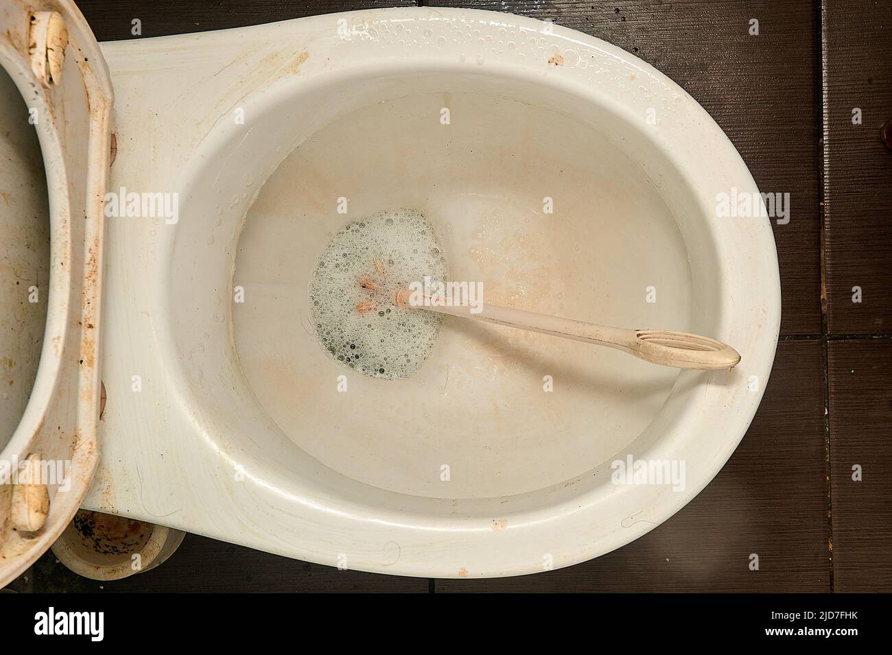 il bagno era molto sporco, il wc era disordinato, le condizioni erano pessime Foto Stock