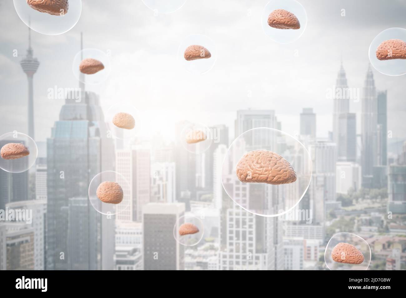 Libertà di pensiero e concetto fantascientico con cervello umano in sfere volanti sulla città Foto Stock