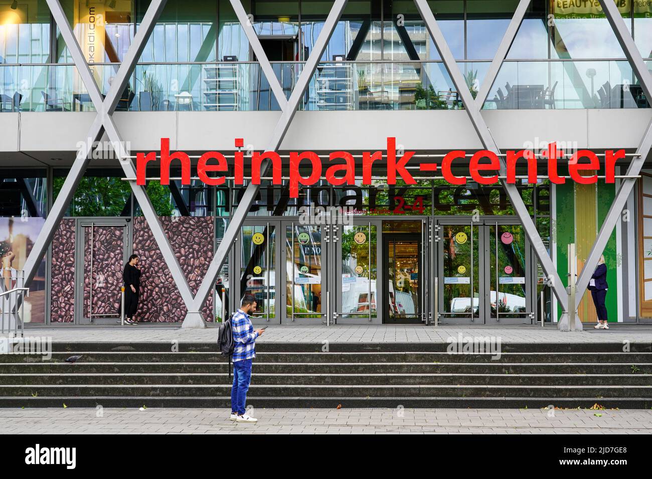 Ingresso al Rheinpark-Centre, ex Huma-Park, un centro commerciale a Neuss, Renania settentrionale-Vestfalia, Germania, 24,5..22 Foto Stock