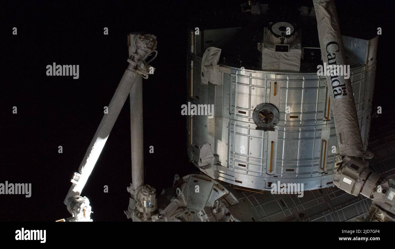 15 giugno 2022 - atmosfera terrestre - il modulo del laboratorio Kibo è composto da diversi componenti, tra cui il modulo pressurizzato in cui i membri dell'equipaggio della stazione conducono esperimenti scientifici, il modulo logistico (qui illustrato) in cui vengono conservati gli attrezzi scientifici e i campioni di ricerca, E la struttura esposta in cui possono essere implementati esperimenti esterni per comprendere gli effetti difficili dell'ambiente spaziale. Sono inoltre illustrate porzioni di due bracci robotici, tra cui il sistema manipolatore robotico giapponese (a sinistra) in grado di manovrare esperimenti esterni e implementare nanosateliiti, e il braccio robotico Canadarm2 che circa Foto Stock