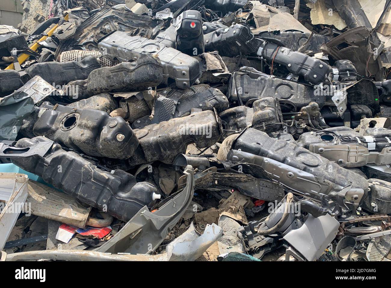 Un sacco di serbatoi di carburante di automobili rotte, auto usate parti di ricambio per il riutilizzo, parti di ricambio da veicoli danneggiati su deposito spazzatura o auto dump Foto Stock