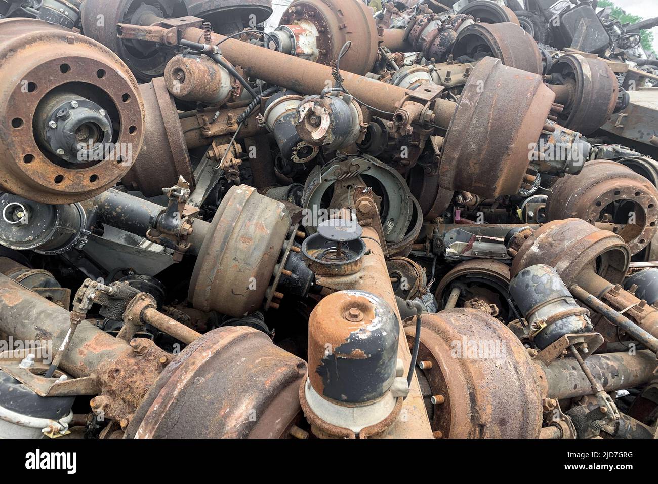 Assale posteriore per autocarri per servizi pesanti, ricambi auto usati per il riutilizzo, ricambi di veicoli danneggiati su junk yard o dump auto Foto Stock