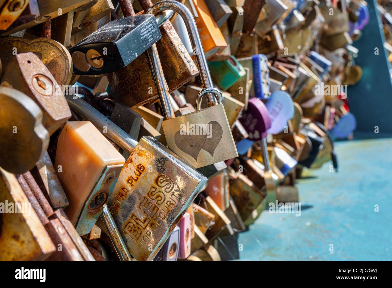 Bakewell, Regno Unito - 15 maggio 2022: Le migliaia di blocchi di pad sul Bakewell Love Locks Bridge. Foto Stock