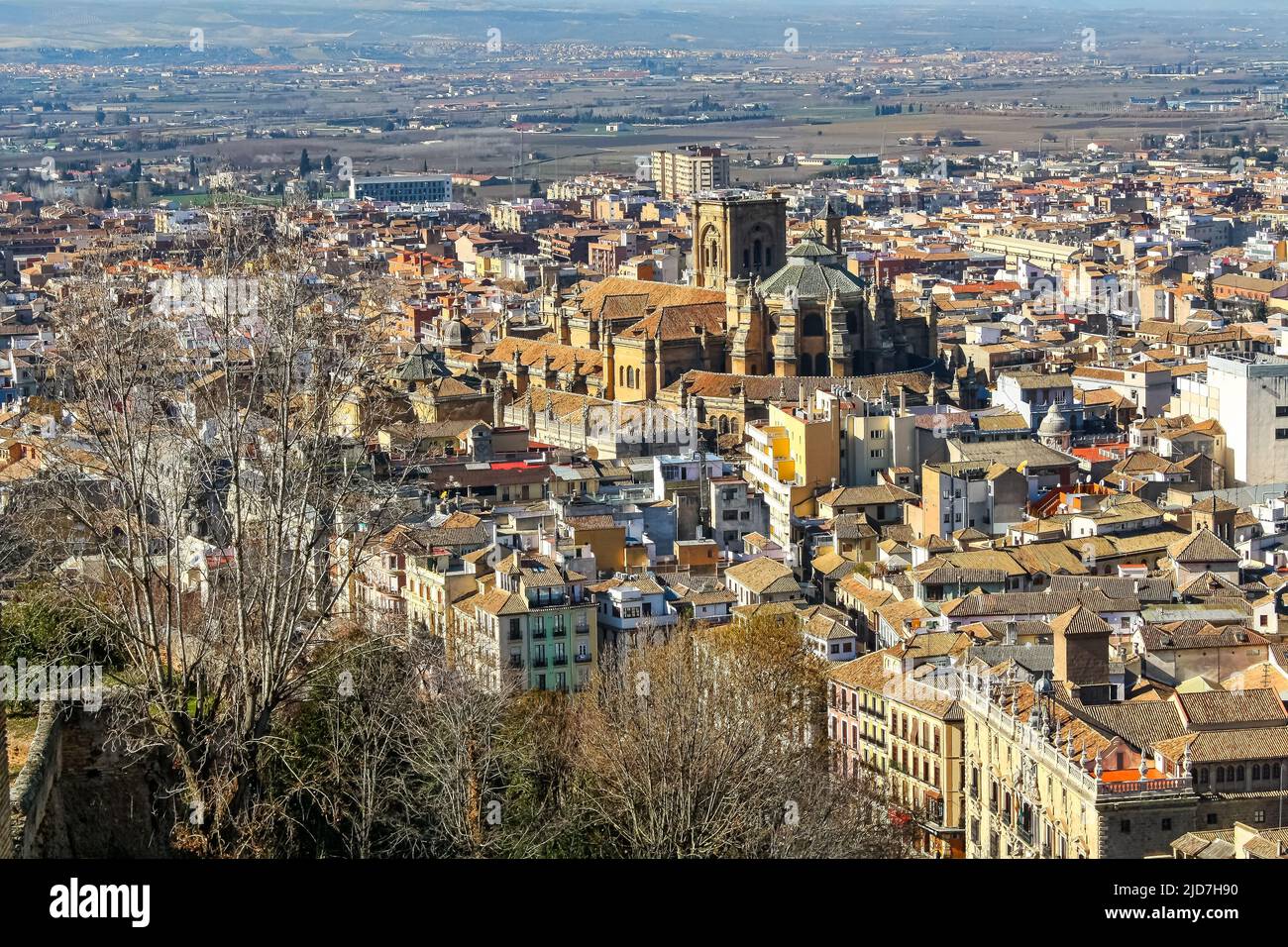 Vista aerea della città di Granada con la sua cattedrale e gli edifici storici ai piedi dell'Alhambra. Foto Stock