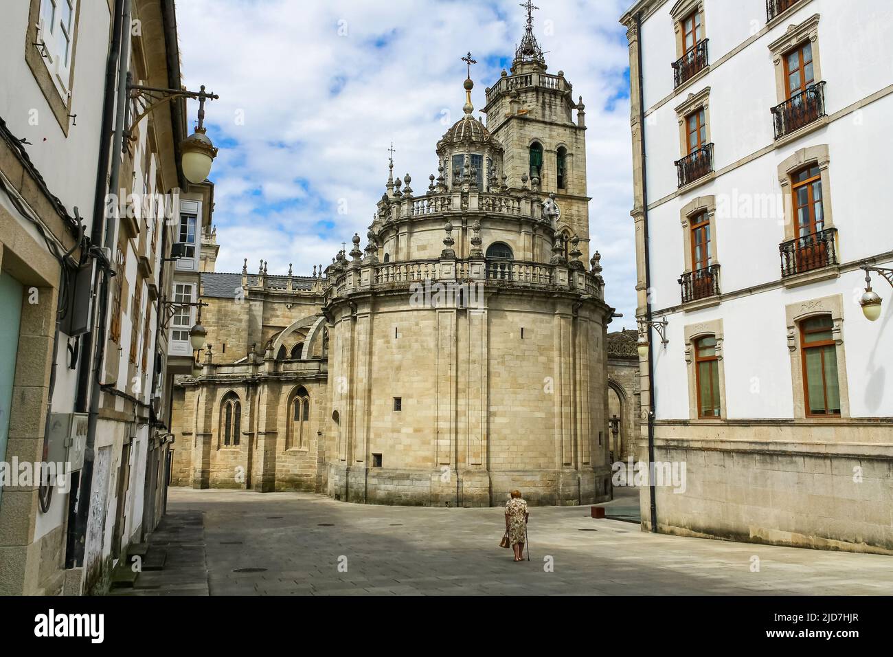 Cattedrale di Lugo e anziana donna che cammina per le strade della città. Galizia. Foto Stock