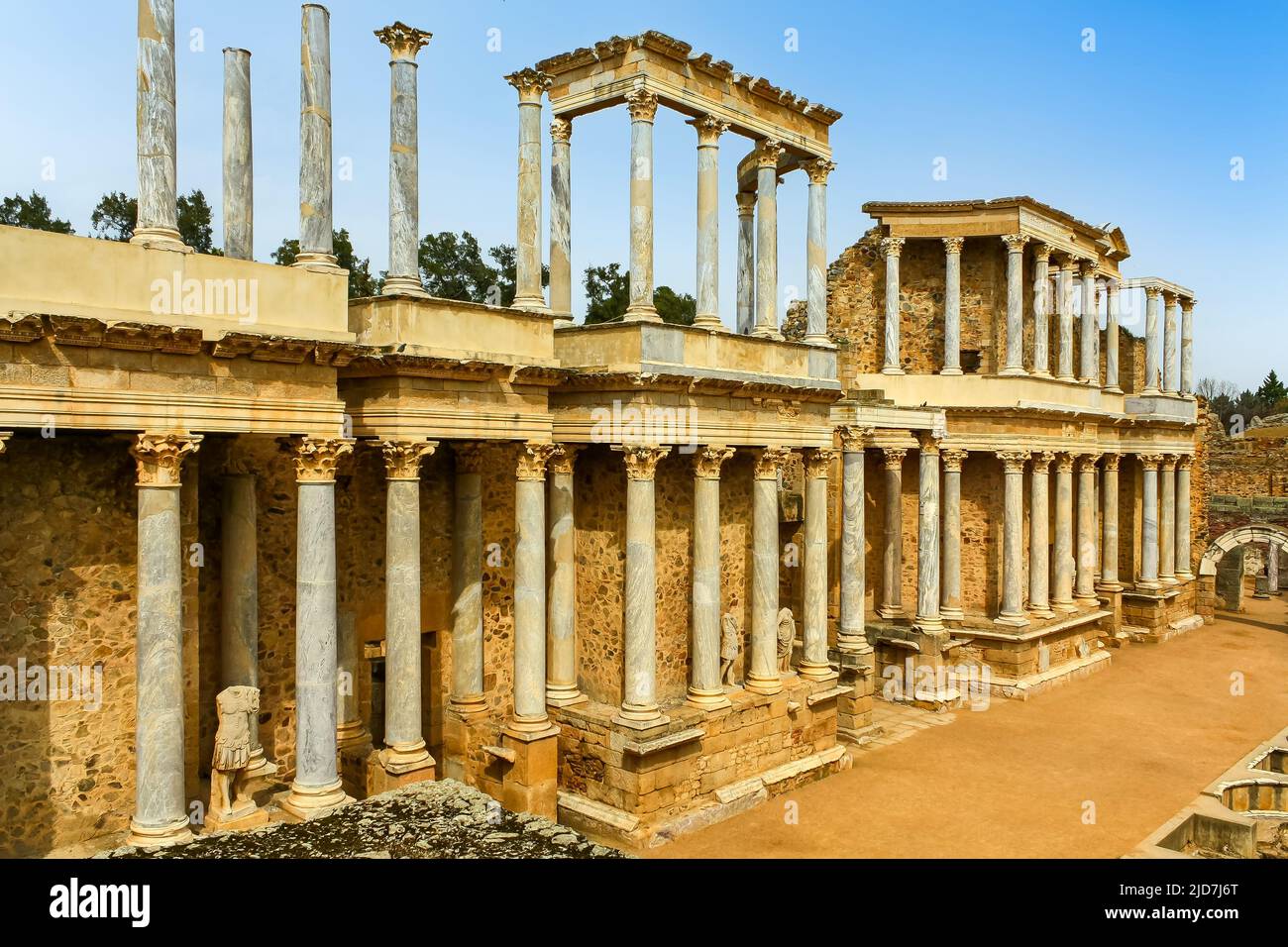 Vista aerea delle colonne romane del teatro della città monumentale di Merida, Spagna. Foto Stock