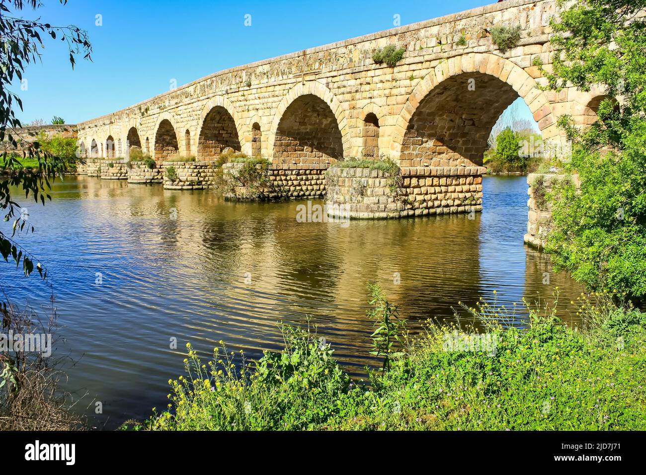 Ponte romano sul fiume Guadiana nella monumentale città di Merida, Spagna. Foto Stock