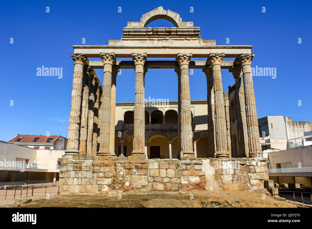 Facciata principale del tempio romano di Diana a Merida, Badajoz. Foto Stock