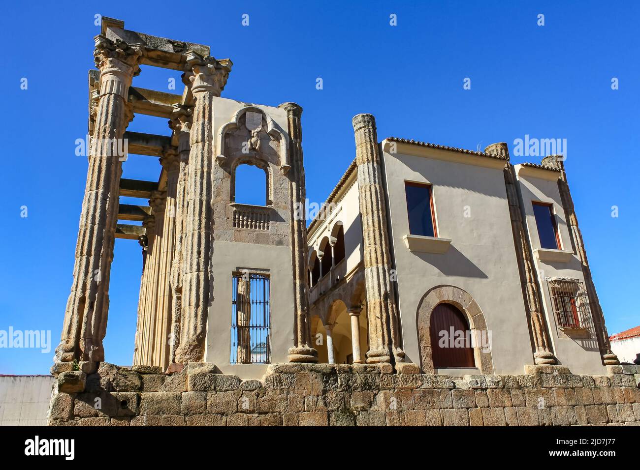 Tempio romano di Merida con una costruzione più moderna attaccato al tempio, Merida Badajoz. Foto Stock