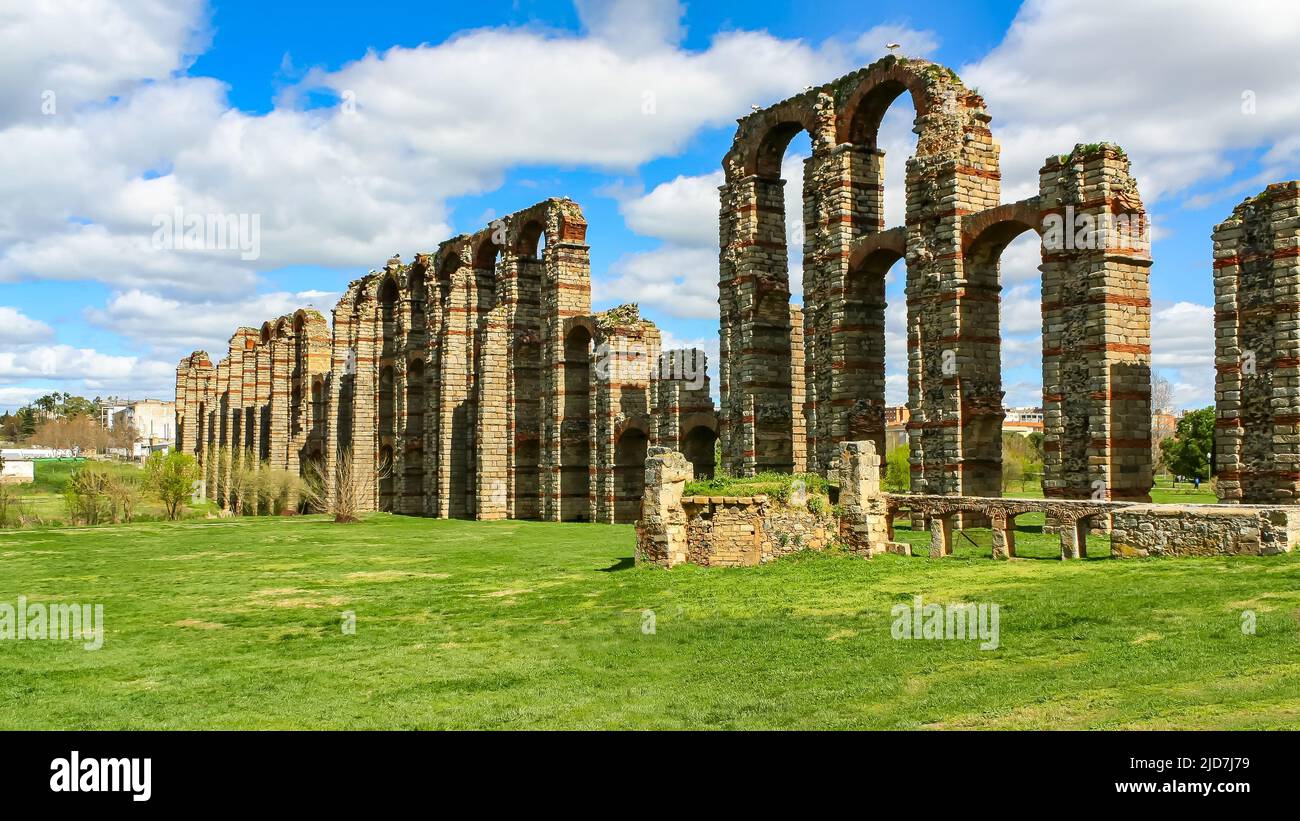Acquedotto romano con alti archi nella monumentale città di Mérida, Badajoz. Foto Stock