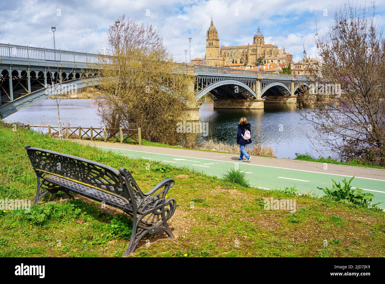 Donna che cammina lungo il fiume Tormes nella città monumentale di Salamanca, Spagna. Foto Stock