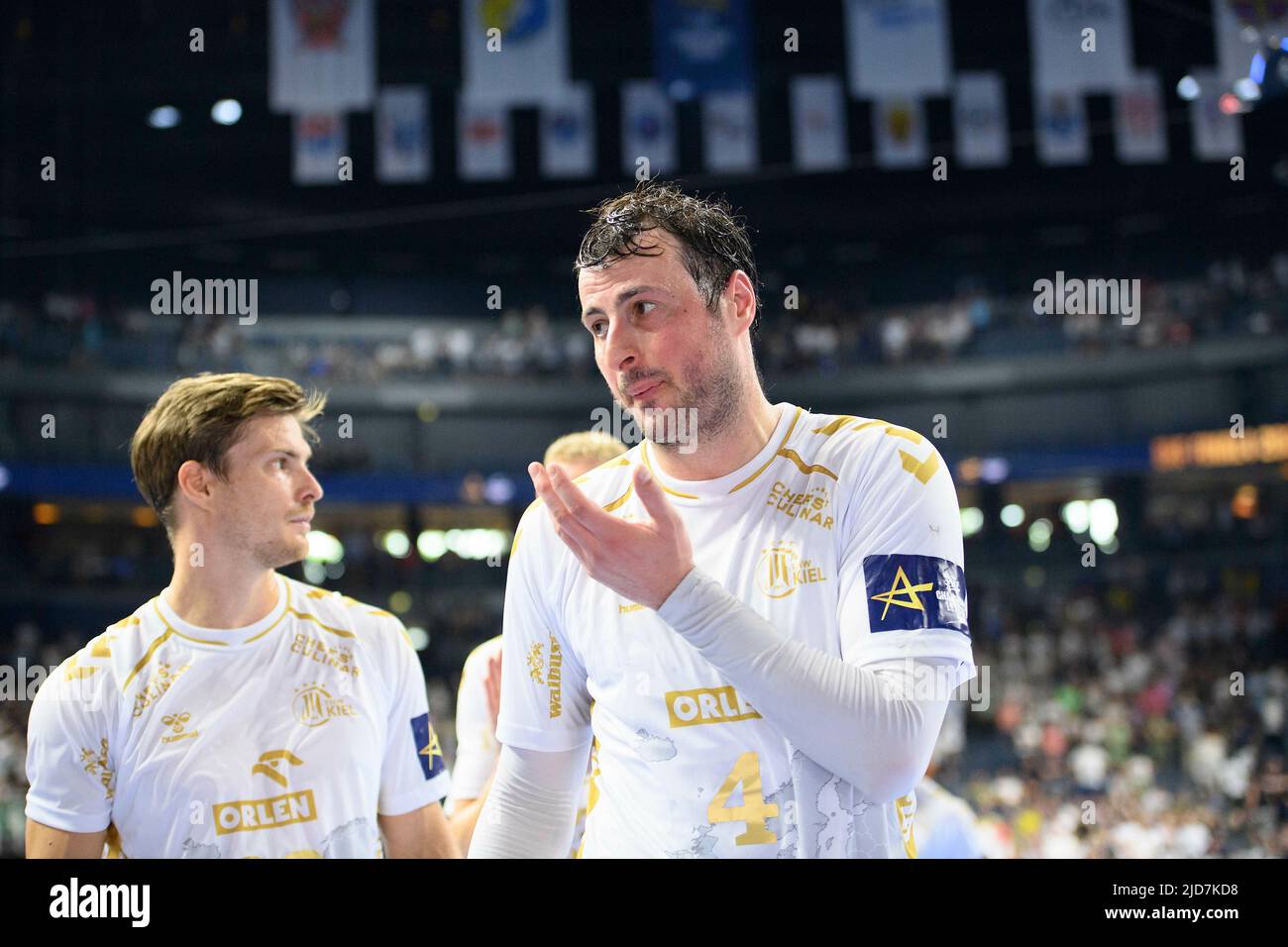 Da sinistra a destra Rune DAHMKE (KI), Domagoj DUVNJAK (KI) deluso dopo la partita, Handball Champions League finale quattro, semifinali, THW Kiel (KI) vs FC Barcelona (Barca), il 18th giugno 2022 a Koeln/ Germania. Â Foto Stock