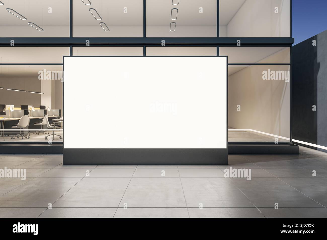 Vista frontale su un tabellone bianco con copyspace sulla strada soleggiata prima dell'elegante centro affari con pareti di vetro in serata. 3D rendering, mocku Foto Stock