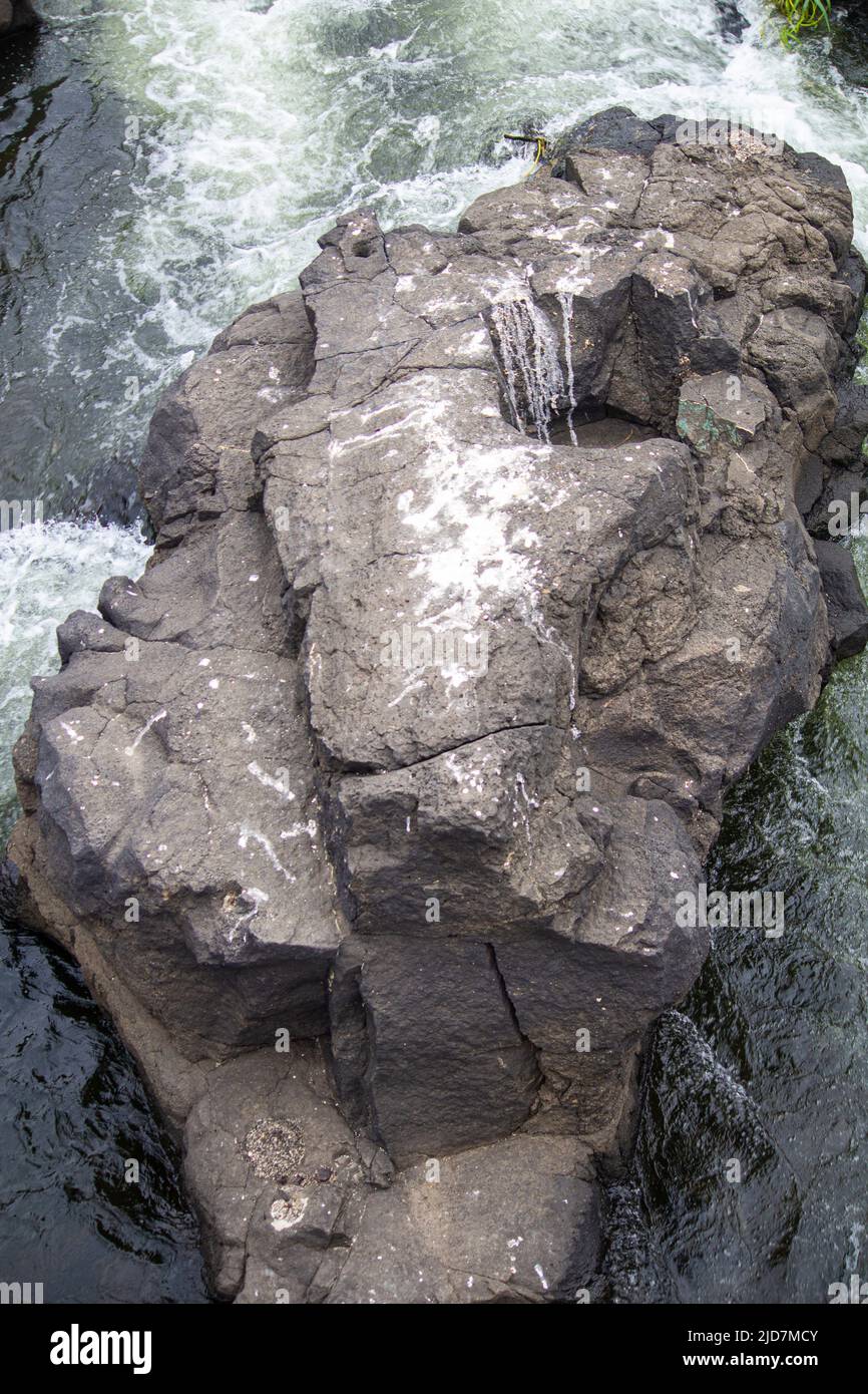 Formazione rocciosa, pietre del fiume in acqua Foto Stock