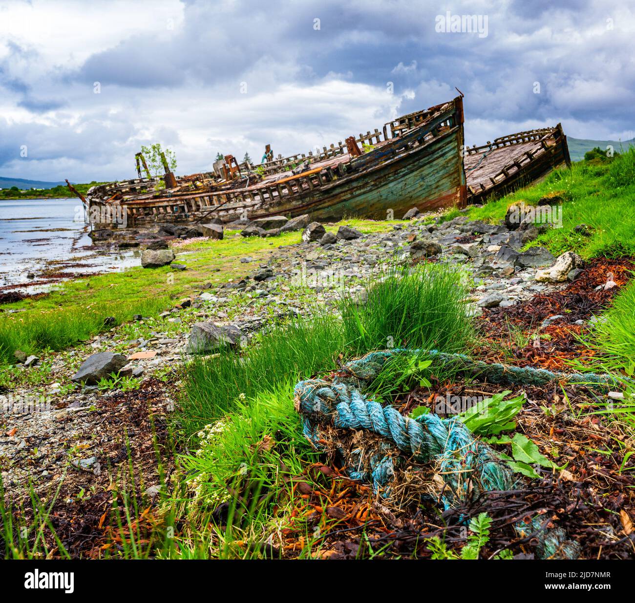 Salen, Isola di Mull, Scozia - Derelict barche da pesca in legno abbandonate sulla spiaggia che sta lentamente decadendo e marciando Foto Stock