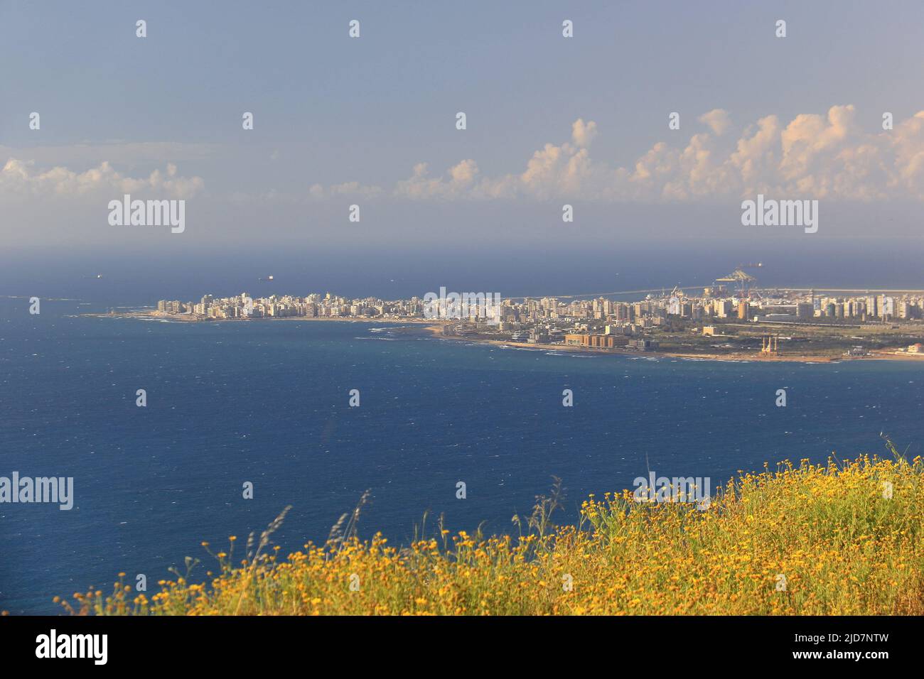 Una vista della città di Tripoli dall'altra parte del mare. Foto Stock