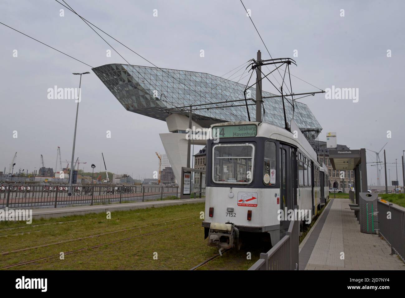 Tram de Lijn alla fermata del tram Havenhuis per l'edificio della sede centrale dell'autorità portuale di Anversa, Anversa, Belgio Foto Stock