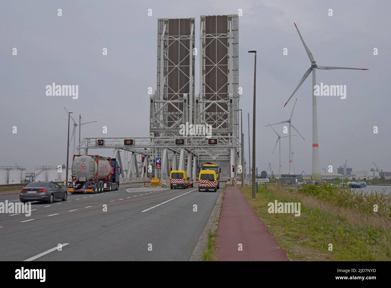 Traffico in attesa che le navi passino sotto il ponte di sollevamento nel porto di Anversa noto come Noordkasteelbrug, o Ponte del Castello Nord, Anversa, Belgio. Foto Stock