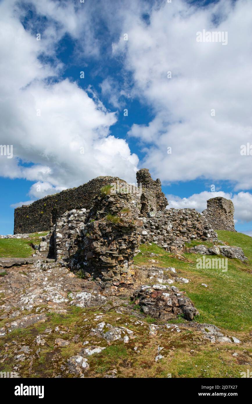 Le rovine del castello di Criccieth sopra la città di Criccieth che guarda su Tremadog Bay, Lleyn Peninsula, Galles del Nord. Foto Stock