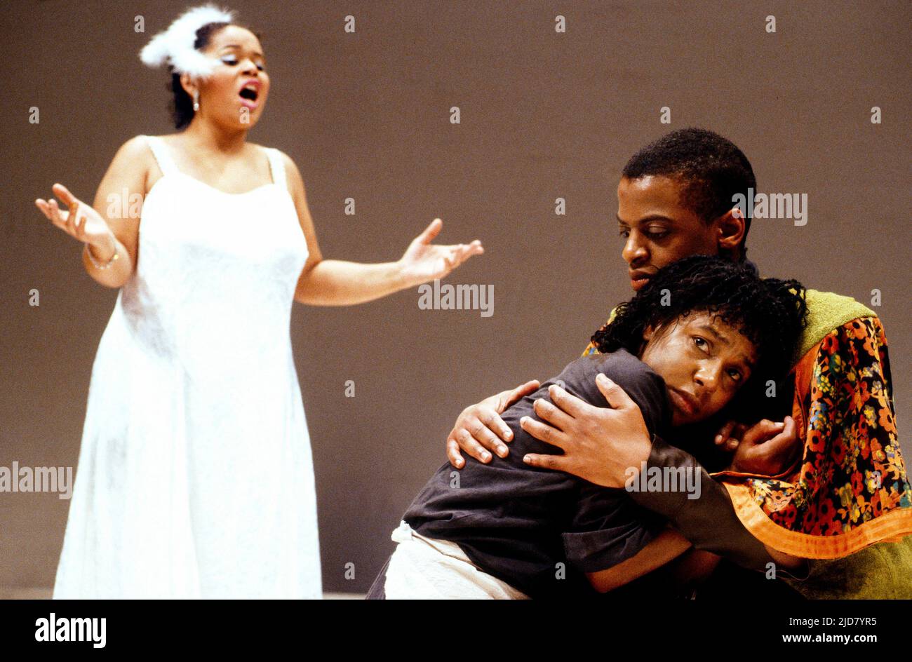 l-r: Molara Adesigbin (Chorus), Vivienne Rochester (Electra), Lloyd Notice (Orestes) in ELECTRA di Sophocles al Shaw Theatre, Londra NW1 1991 adattato e diretto da Adrian Schiller music: Molara Adesigbin & Adrian Schiller costumi: Kate R Whitehead illuminazione: Pete Bull Foto Stock