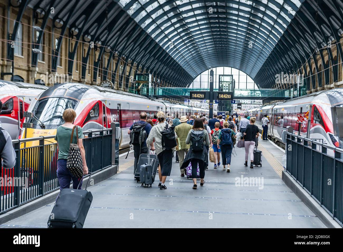 I passeggeri si dirigono verso una partenza LNER a London Kings Cross diretta a Stirling in Scozia il 5 luglio 2021. Foto Stock