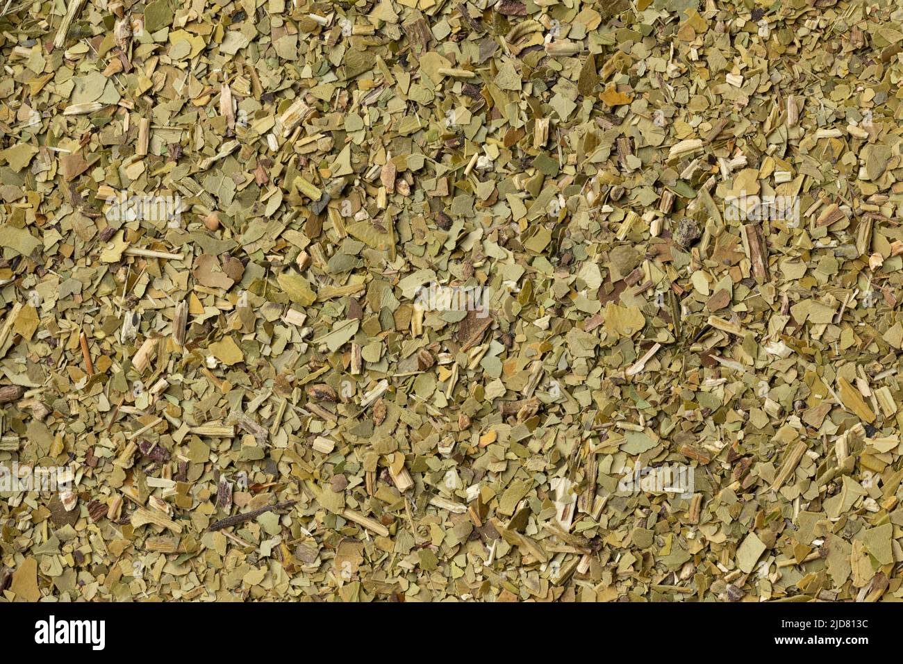 Il tradizionale caffè secco sudamericano ricco tè Mate lascia la cornice completa in primo piano come sfondo Foto Stock