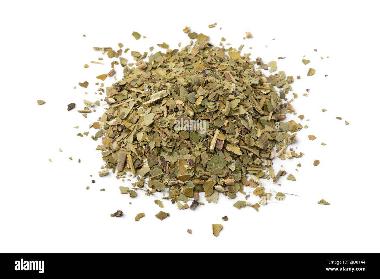 Mucchio di tè sud-americano essiccato Mate lascia in primo piano isolato su sfondo bianco Foto Stock