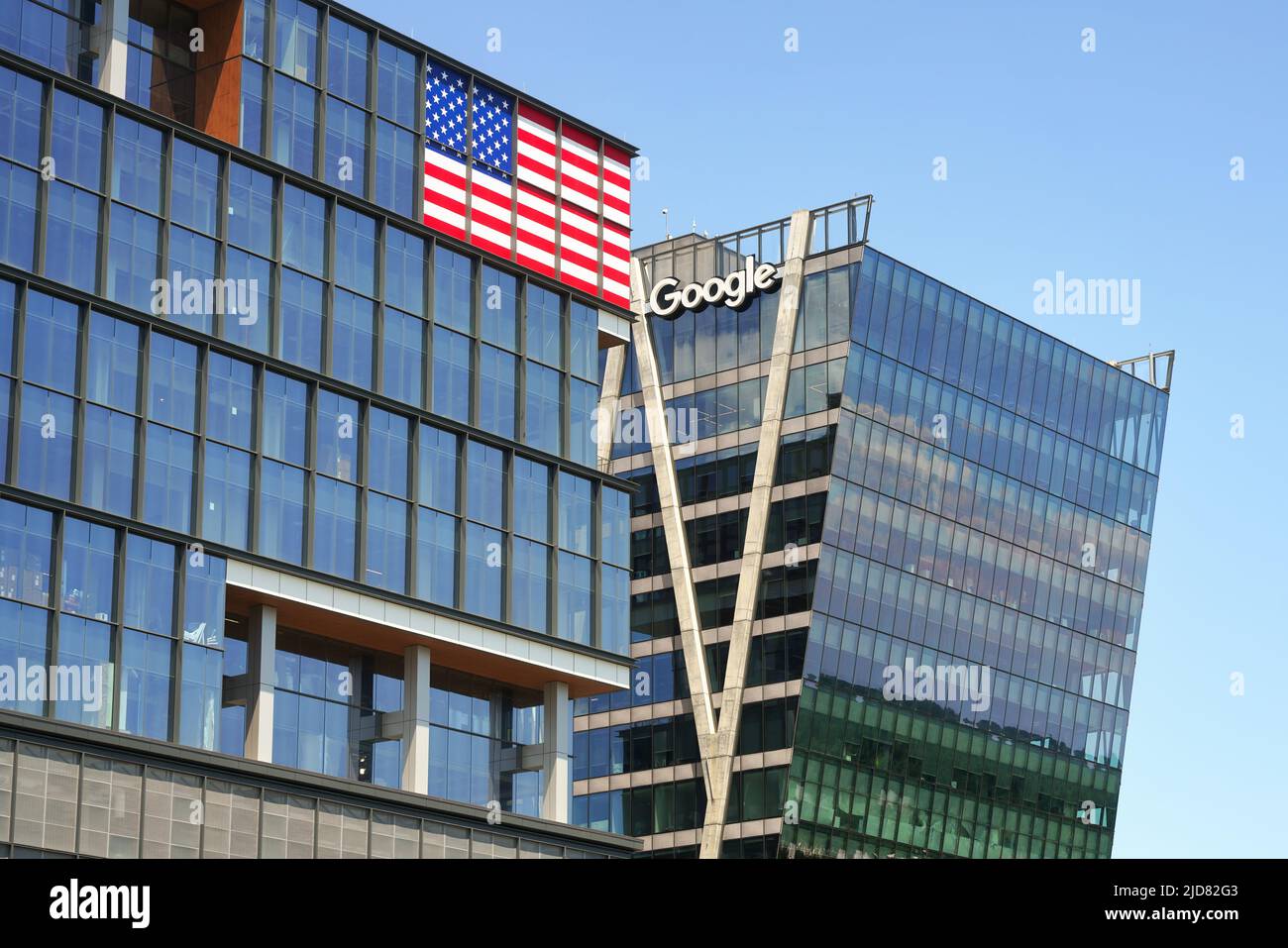 Google a Reston, Virginia, Stati Uniti. Uffici Google nell'edificio della stazione di Reston. Bandiera degli Stati Uniti in costruzione. Washington, D.C., area metropolitana. Foto Stock