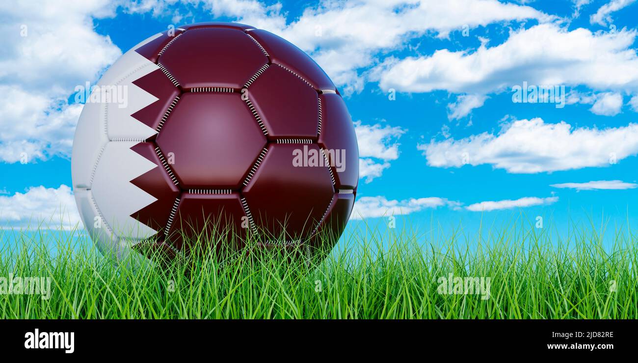 Pallone da calcio con bandiera Qatar sull'erba verde contro il cielo blu, 3D rendering Foto Stock