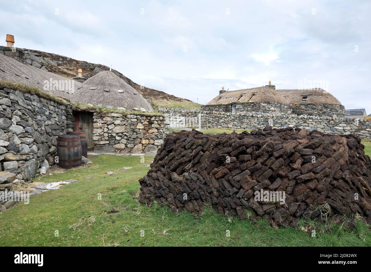 Blackhouses a Gearrannan vicino a Carloway, Isola di Lewis, Ebridi esterne, Scozia, Regno Unito Foto Stock