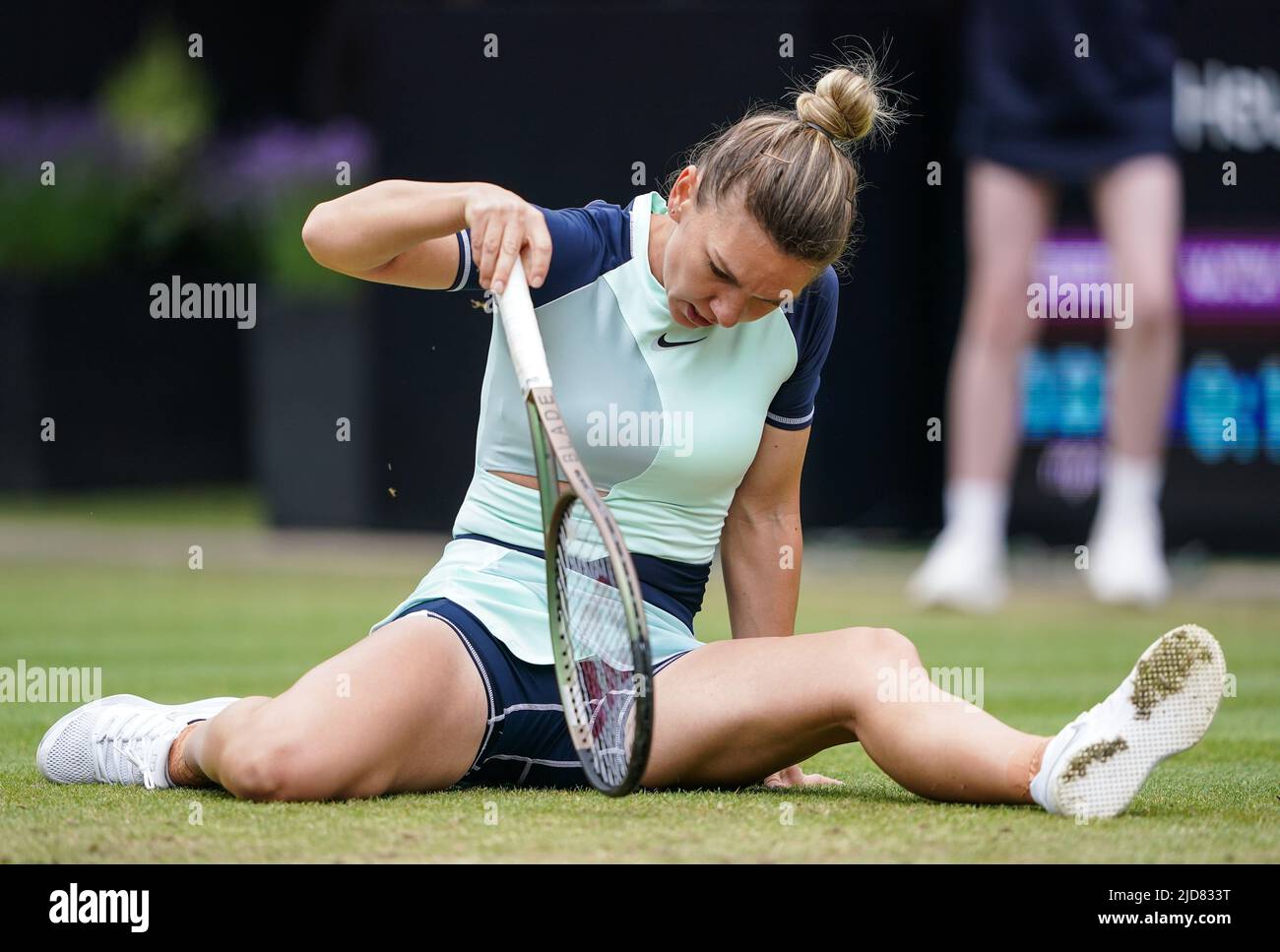 Simona Halep scivola il giorno nove del Rothesay Classic Birmingham all'Edgbaston Priory Club. Data foto: Domenica 19 giugno 2022. Foto Stock