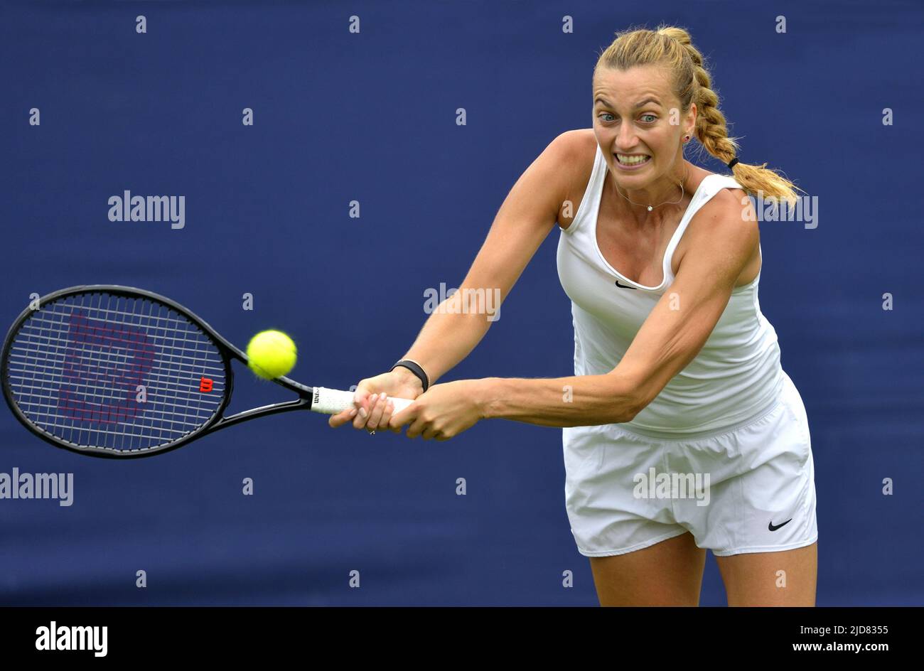 Petra Kvitova (ceco) sui tribunali di pratica presso il Rothsay International, Devonshire Park, Eastbourne, 18th giugno 2022 Foto Stock