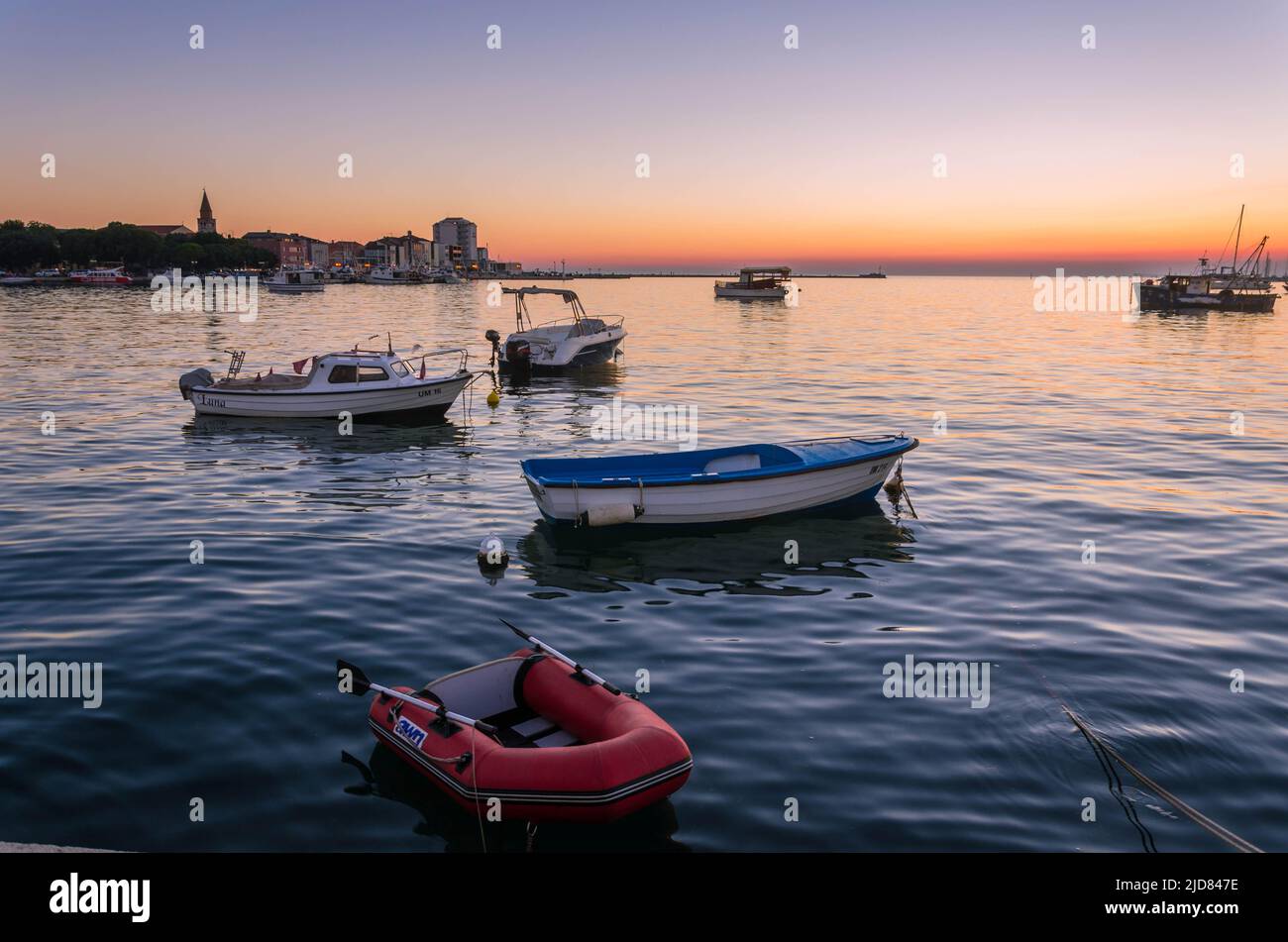 Barche nel porto di Umago durante il tramonto Foto Stock