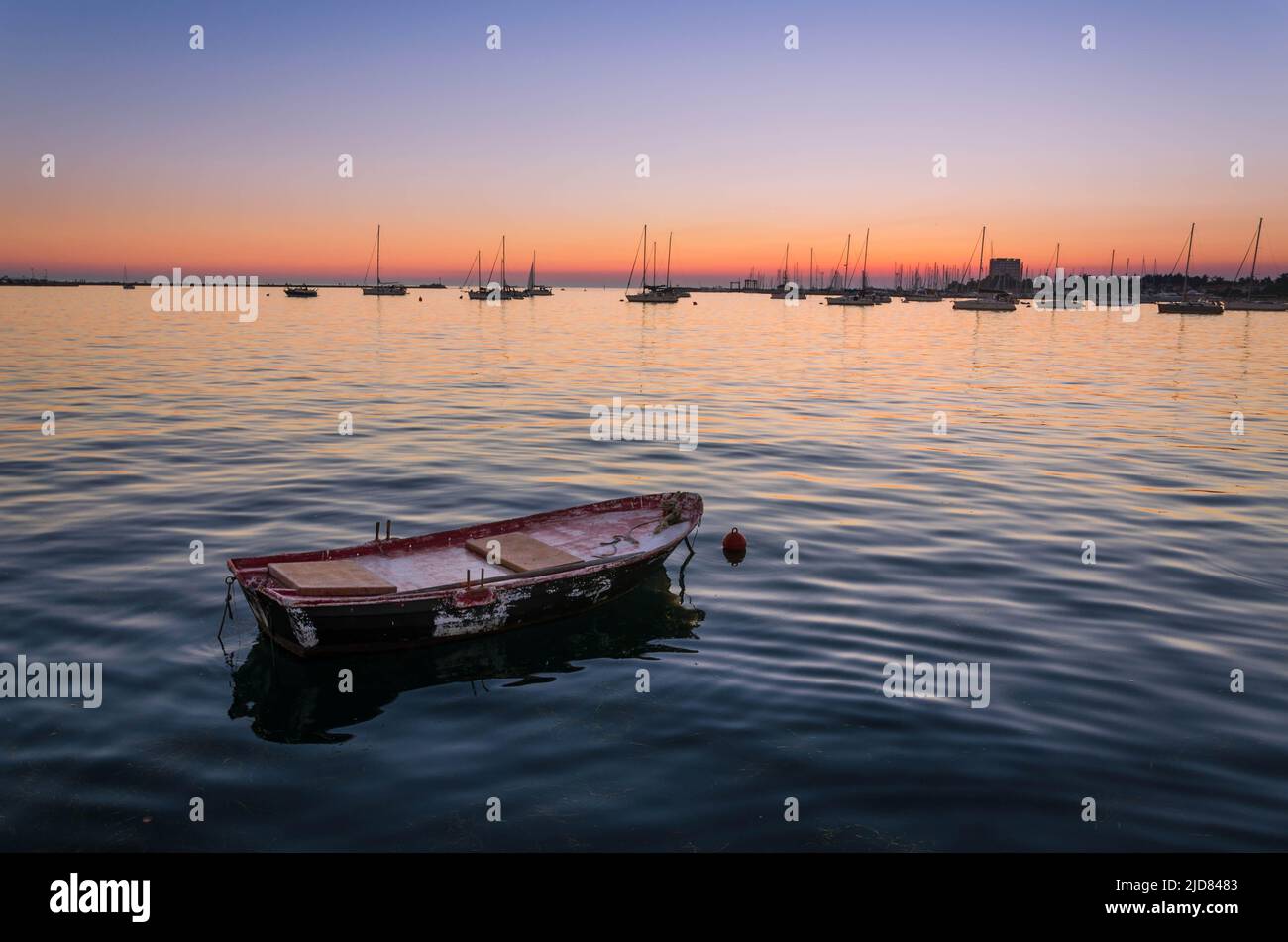 Piccola barca a remi nel porto di Umago Foto Stock