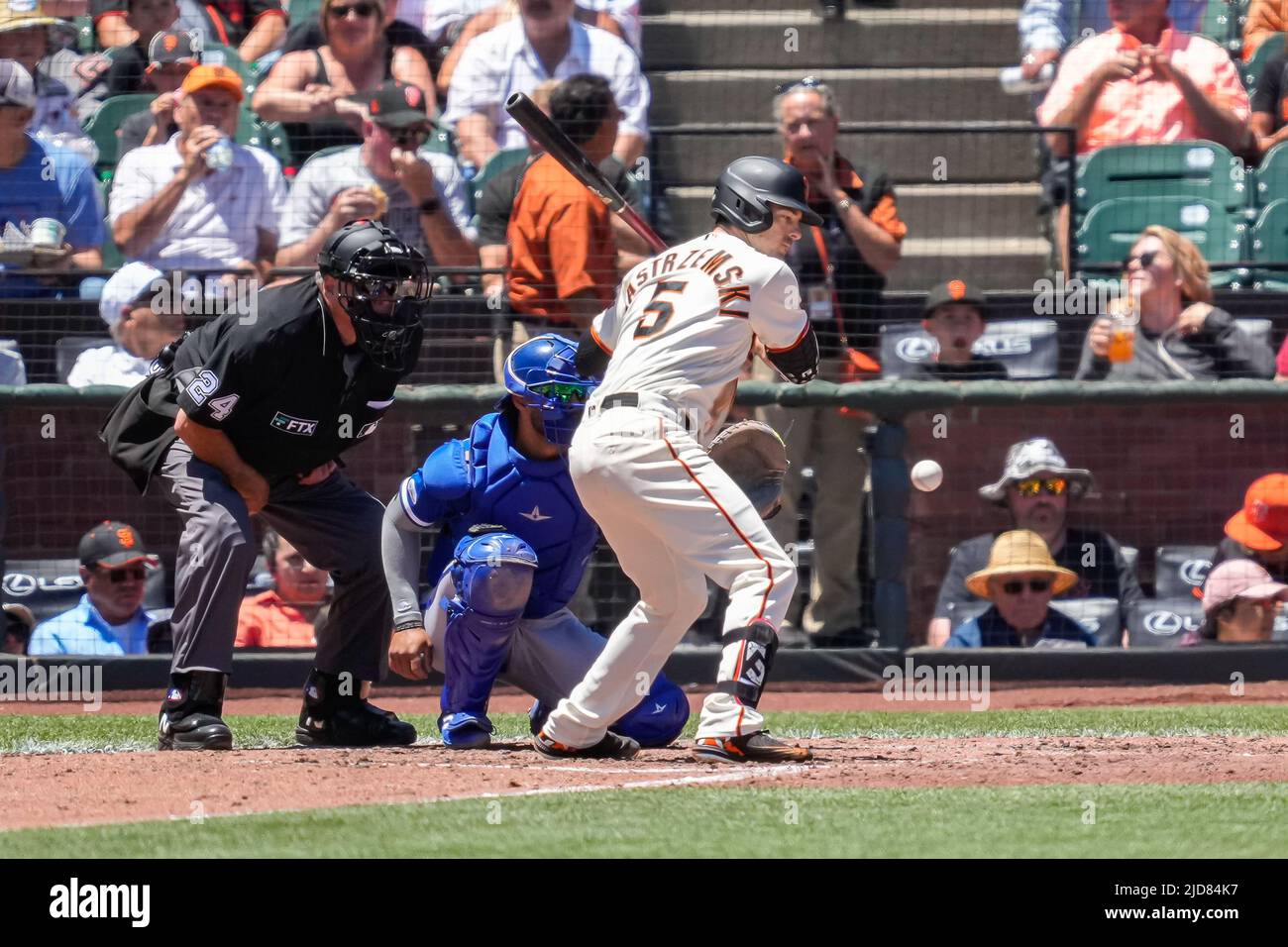 Mike Yastrzemski (5), fuorilegge dei San Francisco Giants durante una partita MLB tra i Kansas City Royals e i San Francisco Giants all'Oracle Park Foto Stock