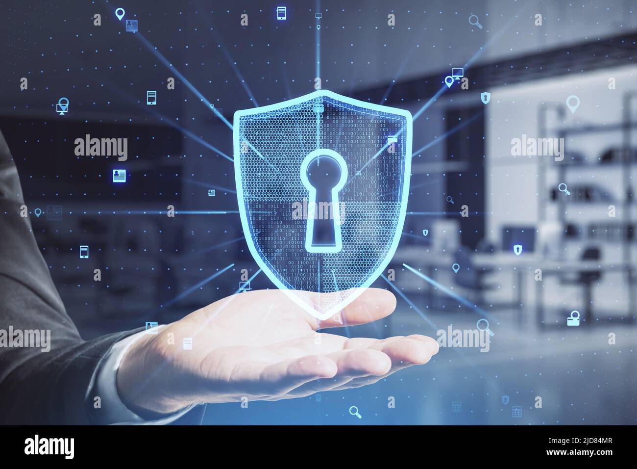 Concetto di sicurezza dei dati digitali e della rete aziendale con simbolo di schermatura virtuale proiettato a mano dall'uomo con keyhole all'interno Foto Stock