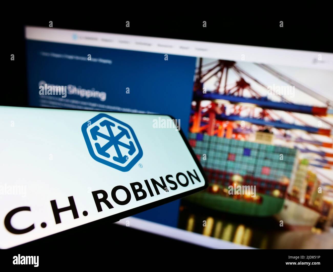 Telefono cellulare con logo della società logistica statunitense C.H. Robinson Worldwide Inc. Sullo schermo di fronte al sito web. Messa a fuoco al centro-sinistra del display del telefono. Foto Stock