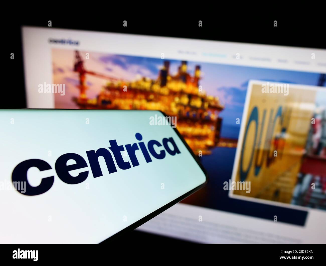 Smartphone con logo della società di servizi elettrica britannica Centrica plc sullo schermo di fronte al sito Web aziendale. Concentrarsi sul centro del display del telefono. Foto Stock