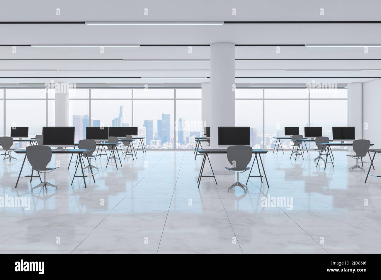 Vista frontale su spazi di lavoro dal design elegante e minimalista in un ufficio college con vista della città da una grande finestra, colonne bianche e lampade a LED sul soffitto. 3 Foto Stock