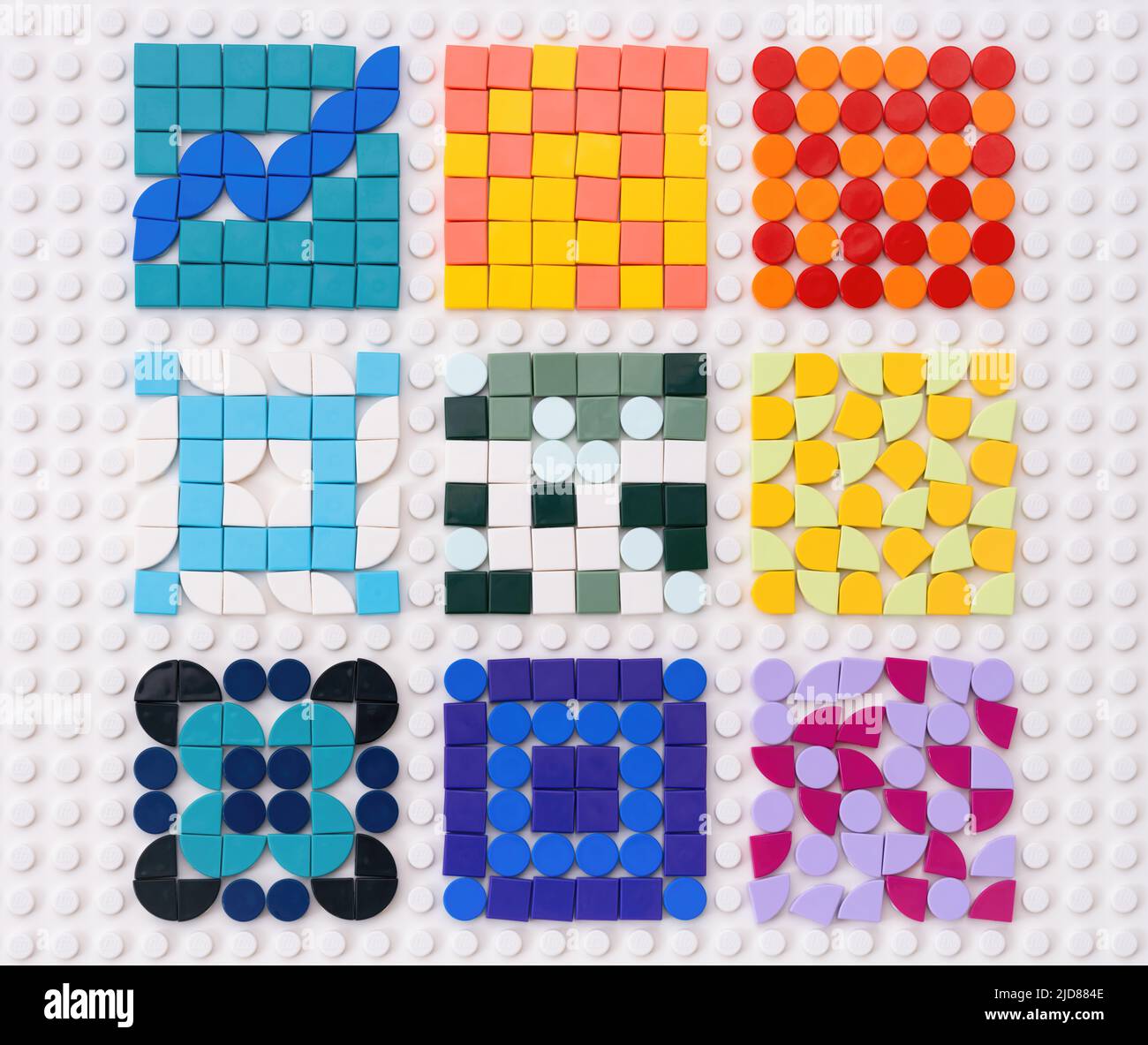 Tambov, Federazione Russa - 07 giugno 2022 nove diversi modelli che sono fatti da punti Lego su una piastra di base Lego bianca Foto Stock