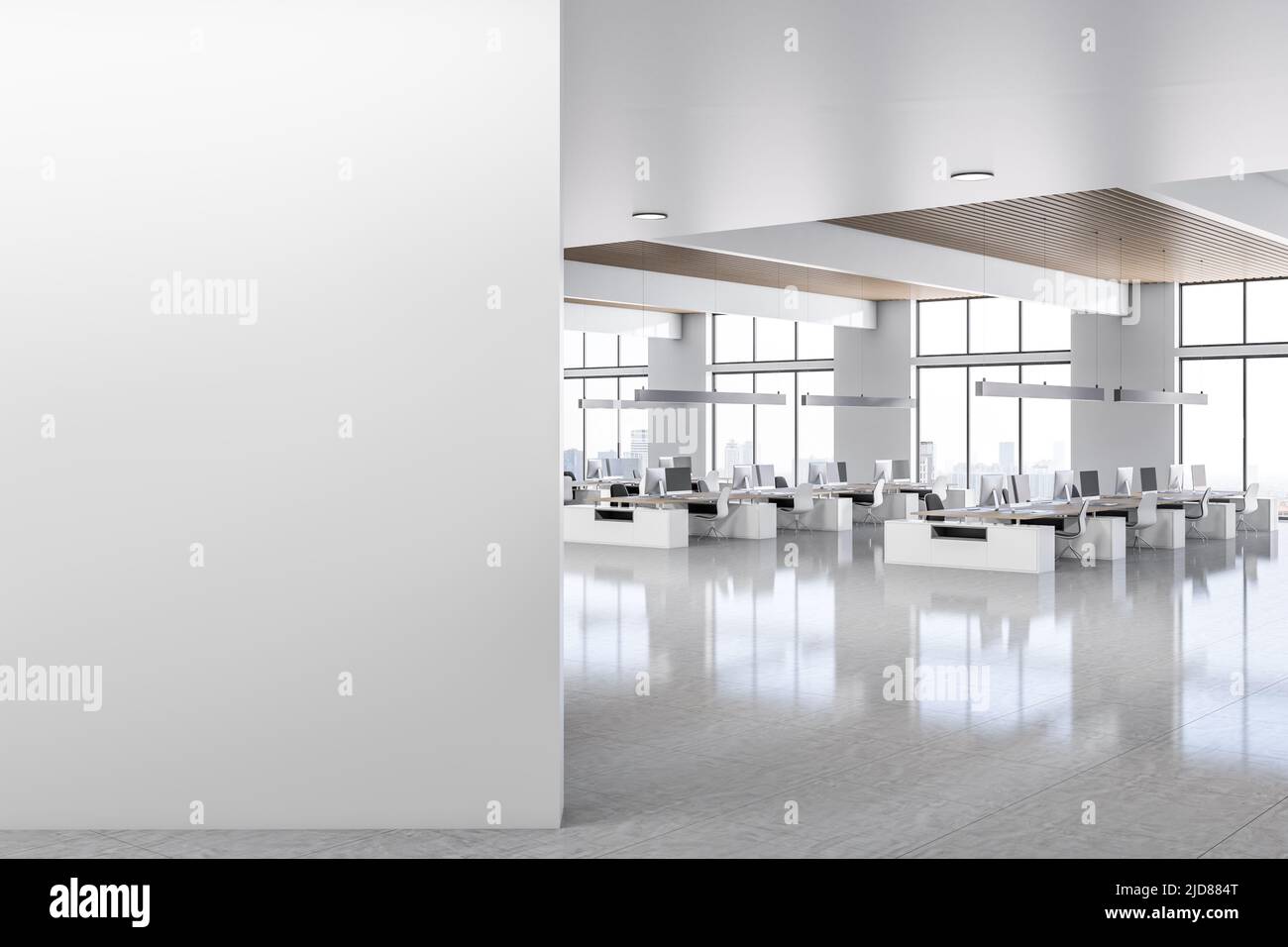 Parete luminosa vuota all'ingresso di un ampio ufficio soleggiato con moderni mobili da lavoro bianchi, soffitto a doghe di legno, pavimento lucido e c. Foto Stock