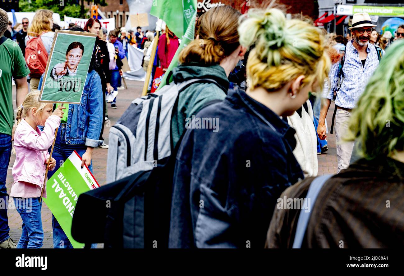 2022-06-19 13:00:12 ROTTERDAM - i partecipanti alla marcia sul clima si riuniscono sulla piazza Binnenrotte di fronte al Markthal Rotterdam. Con la marcia, i manifestanti si sono espressi contro i combustibili fossili e la guerra in Ucraina. ANP ROBIN UTRECHT paesi bassi fuori - belgio fuori Foto Stock