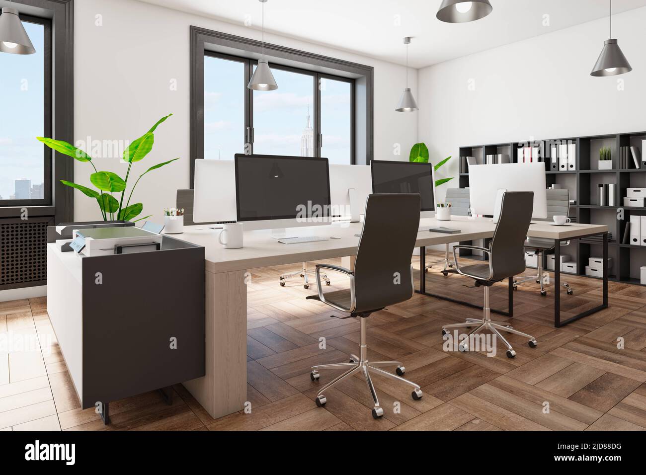 Vista prospettica sul moderno design degli interni dell'ufficio con spazio per i colleghi, tavoli e pavimento in legno, sedie nere e libreria vicino a una parete bianca e grande wi Foto Stock