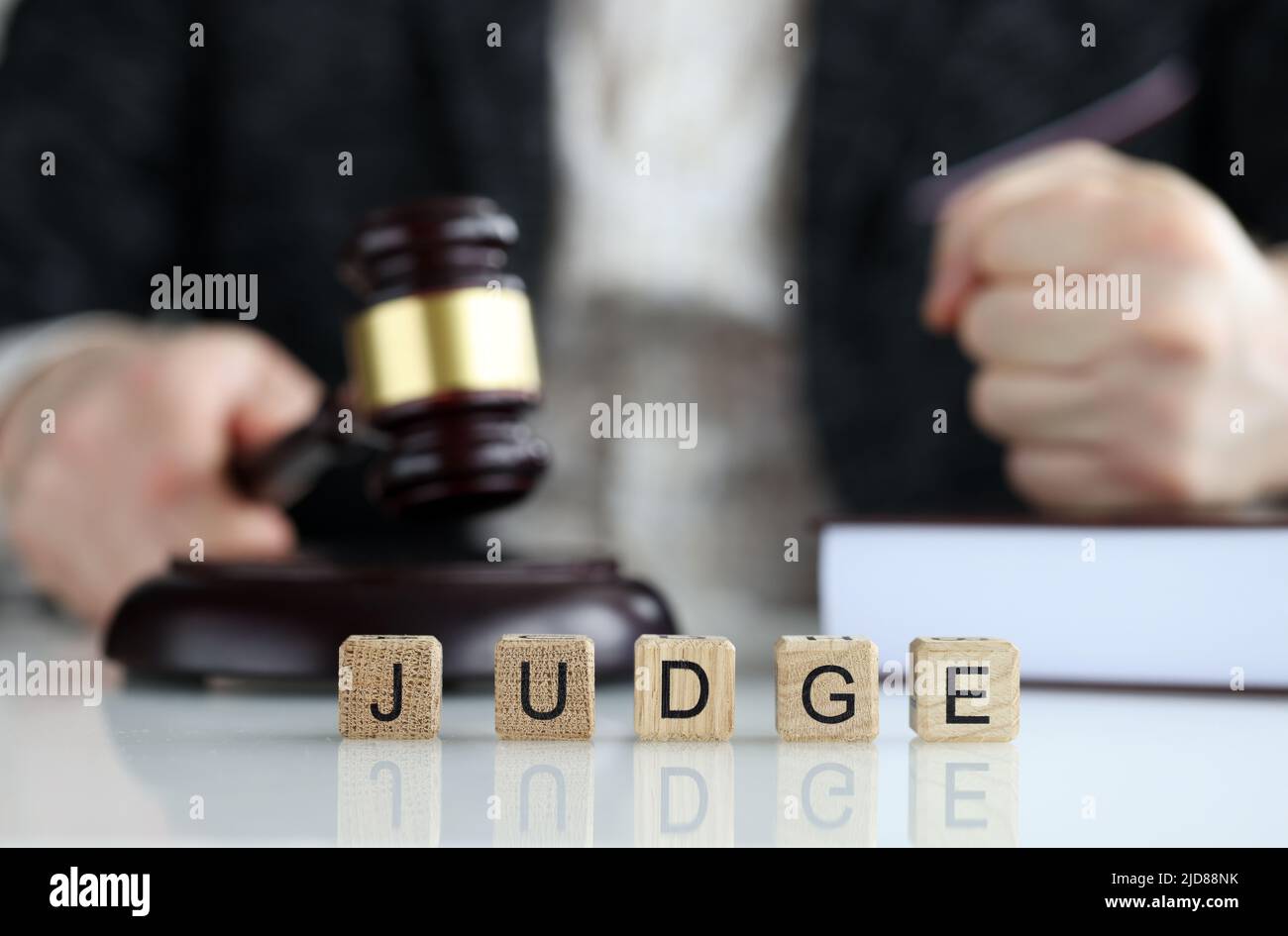 Giudice del mondo raccolto di lettere a cubetti di legno, giustizia e diritto Foto Stock